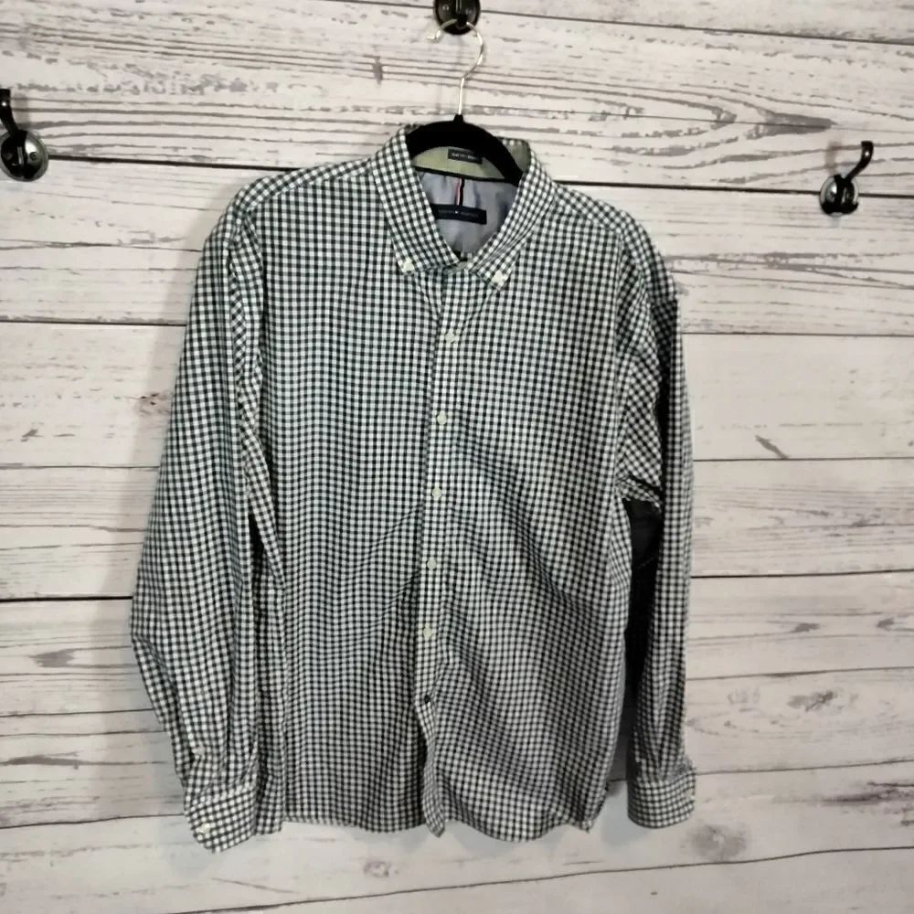 Pre-owned. "Tommy Hilfiger" men's dress shirt.